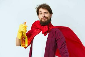 Mens met wasmiddel schoonmaak professioneel rood regenjas bijgesneden visie van huiswerk foto