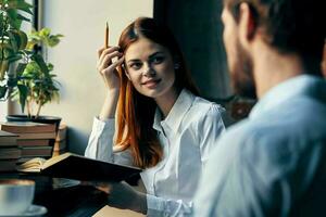 bedrijf Mens en vrouw werk collega's cafe ontbijt communicatie foto