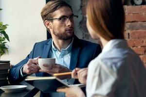 jong paar werk collega's professioneel communicatie in een cafe foto