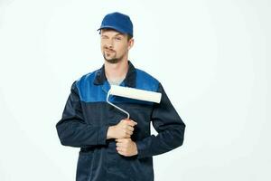 Mens in werken uniform reparatie decoratie werk schilder foto