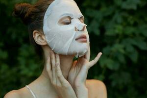 mooi vrouw wit masker kopiëren ruimte zuiver leer schoonheidsspecialiste struiken in de achtergrond foto