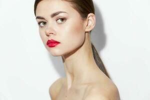 model- naakt schouders rood lippen aantrekkelijk kijken luxe helder bedenken foto