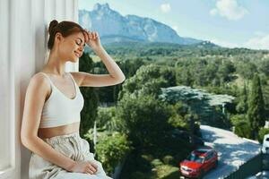 aantrekkelijk jong vrouw hotel terras recreatie natuur zonnig dag foto