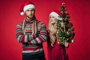 schattig getrouwd paar in nieuw jaar kleren vakantie Kerstmis studio foto