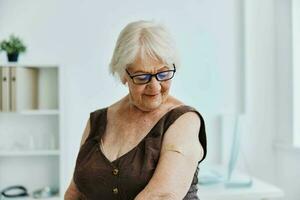 emotioneel oud vrouw in ziekenhuis vaccin paspoort immuniteit bescherming foto