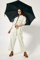 mooi vrouw met Open paraplu bescherming van de regen mode studio foto
