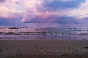blauw uur op een stormachtige dag op het strand van mckenzie, larnaca, cyprus