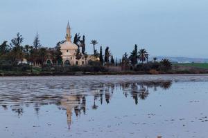 hala sultan tekke en reflectie op het zoutmeer van larnaca, cyprus