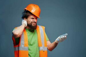 een gebaard Mens in een bouwer in de het formulier van emoties van een veiligheid professioneel foto