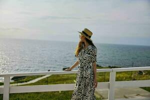 mooi vrouw wandelen in de buurt de hotel zee reizen luxe natuur foto