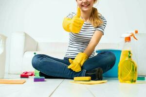 schoonmaak dame Bij huis interieur huisvrouw renderen onderhoud wasmiddel foto