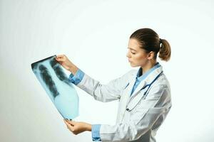 vrouw dokter op zoek Bij röntgenstraal professioneel ziekenhuis examen foto