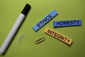 ethiek, eerlijkheid, integriteit tekst Aan kleverig aantekeningen geïsoleerd Aan groen bureau. mechanisme strategie concept foto