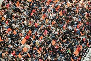 drukte Aan groep van fans Aan de stadion Jakarta Internationale stadion. Jakarta, Indonesië, augustus 1, 2022 foto