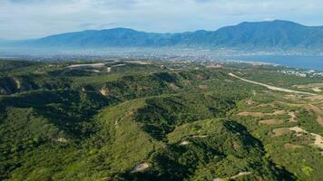 antenne visie van de heuvelachtig Oppervlakte van tondo dorp in de buurt palu baai. gelegen in centraal Sulawesi. palu, Indonesië, maart 3, 2022 foto