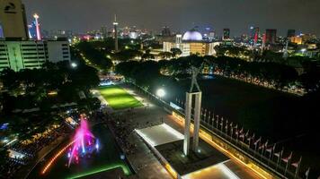 antenne visie van west irian bevrijding monument in downtown Jakarta met Jakarta stadsgezicht. Jakarta, Indonesië, augustus 29, 2022 foto