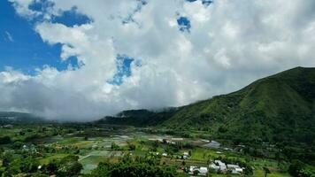 antenne visie van sommige agrarisch velden in sembalun. sembalun is gelegen Aan de helling van monteren Rinjani en is omringd door mooi groen bergen. lombok, Indonesië, maart 22, 2022 foto