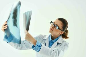 vrouw dokter in wit jas geneeskunde Onderzoek geduldig behandeling foto