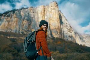 vrouw backpacker Aan natuur bergen landschap Aan vakantie reizen foto