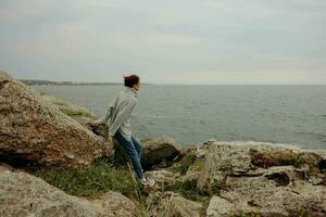 portret van een vrouw vrijheid wandelen Aan de steen kust ongewijzigd foto