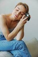 vrouw fotograaf het schieten in studio Aan oud film camera Bij huis Aan bankstel portret, wit achtergrond, vrij kopiëren ruimte, freelance fotograaf foto