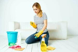 schoonmaak dame zittend Aan de verdieping schoonmaak benodigdheden schoonmaak huis interieur foto