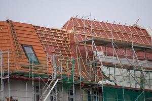 gebouw in renovatie omgeven door steigers met zichtbare trappen en vloeren foto