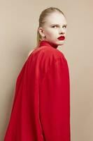 portret van een vrouw bedenken in rood jasje studio model- ongewijzigd foto