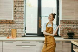 mooi vrouw keuken appartement keuken gereedschap interieur huis leven foto