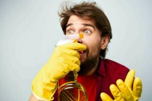 Mens in geel handschoenen wasmiddel schoonmaak professioneel bijgesneden visie van huiswerk levensstijl foto