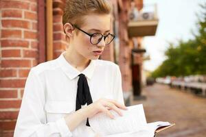 mooi vrouw met een boek in zijn handen buitenshuis lezing onderwijs foto