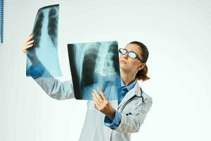 dokter radioloog röntgenstraal examen professioneel kijken foto