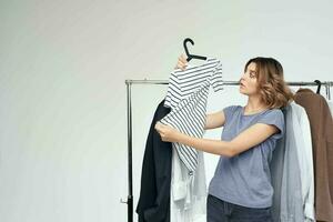 mooi vrouw kleren hanger boodschappen doen geïsoleerd achtergrond foto