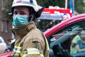 Duitse brandweerman die een medisch masker draagt