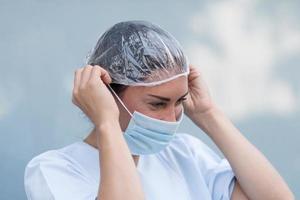 vrouw arts haar gezichtsmasker zetten foto