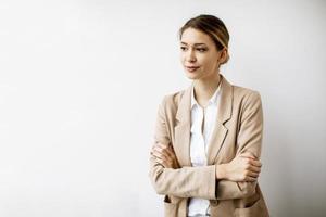 jonge vrouw in een beige blazer foto