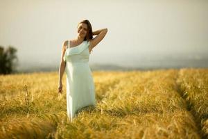 zwangere vrouw in een veld foto