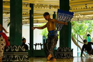 yogakarta, Indonesië Aan oktober 2022. abdi dalem mataya, hovelingen van de Yogyakarta paleis wie zijn dansers. t foto