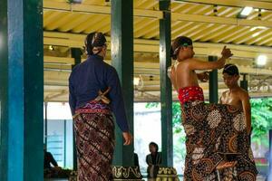 yogakarta, Indonesië Aan oktober 2022. abdi dalem mataya, hovelingen van de Yogyakarta paleis wie zijn dansers. t foto