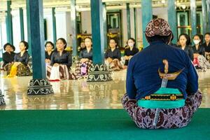 yogakarta, Indonesië Aan oktober 2022. abdi dalem mataya, hovelingen van de Yogyakarta paleis wie zijn dansers. t foto