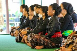 yogakarta, Indonesië Aan oktober 2022. abdi dalem mataya, hovelingen van de Yogyakarta paleis wie zijn dansers. t foto