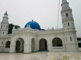 ipoh, Maleisië in november 2019. panglima kinta moskee, een wit moskee met een blauw koepel. foto