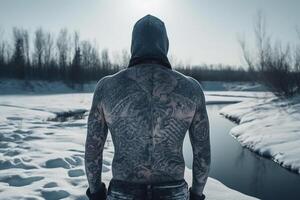 IJslands Mens met zijn terug gedekt in tatoeages buiten in bevroren winter. ai gegenereerd foto