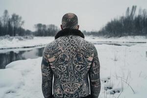 IJslands Mens met zijn terug gedekt in tatoeages buiten in bevroren winter. ai gegenereerd foto