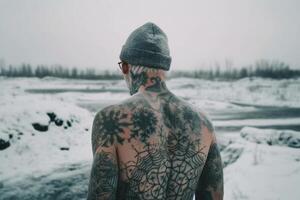 IJslands Mens met zijn terug gedekt in tatoeages buiten in bevroren winter. ai gegenereerd foto