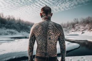 IJslands Mens met zijn terug gedekt in tatoeages buiten in bevroren winter. ai gegenereerd foto