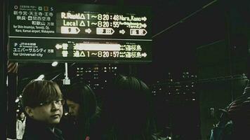 osaka, Japan in april 2019. Osaka lus lijn en jr yumesaki lijn trein aankomst informatie bord. foto