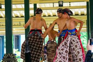 yogakarta, Indonesië Aan oktober 2022. abdi dalem mataya, hovelingen van de Yogyakarta paleis wie zijn dansers. t foto