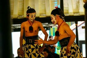 yogakarta, Indonesië Aan oktober 2022. marionet mensen Bij de Yogyakarta paleis, de prestatie getoond is over de Speel van de tekens petruk, semar, en gareng. foto