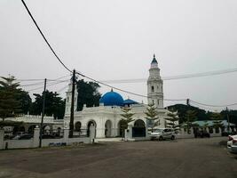 ipoh, Maleisië in november 2019. panglima kinta moskee, een wit moskee met een blauw koepel. foto